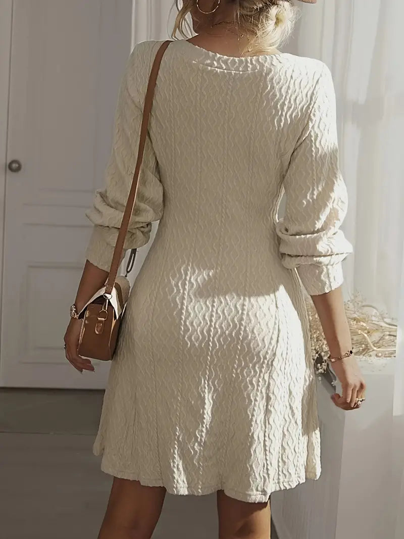 Chic Hvid Mini Sweaterkjole med V-hals og Lange Ærmer