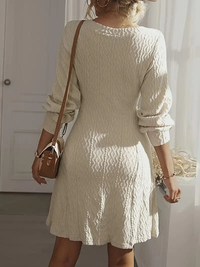 Chic Hvid Mini Sweaterkjole med V-hals og Lange Ærmer