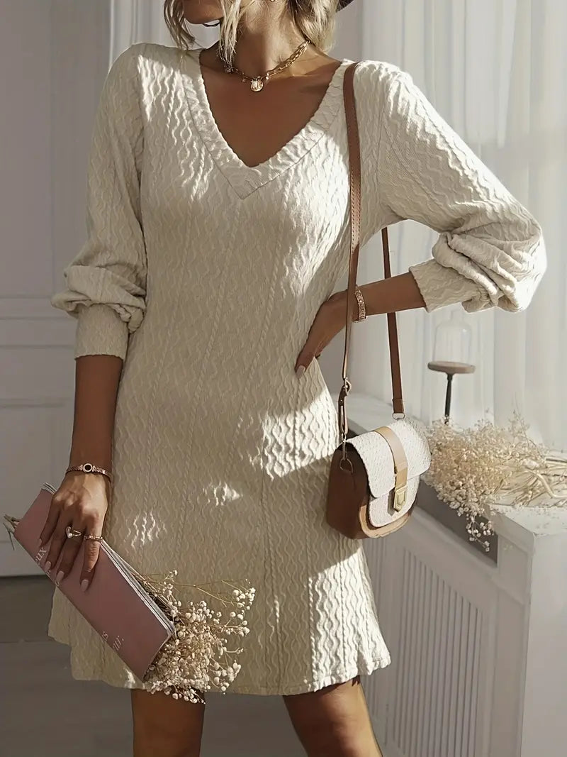 Chic Hvid Mini Sweaterkjole med V-hals og Lange Ærmer